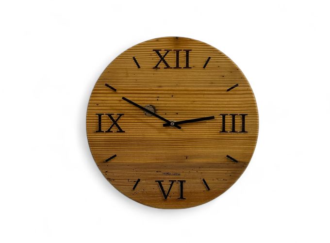 Wanduhr aus Altholz