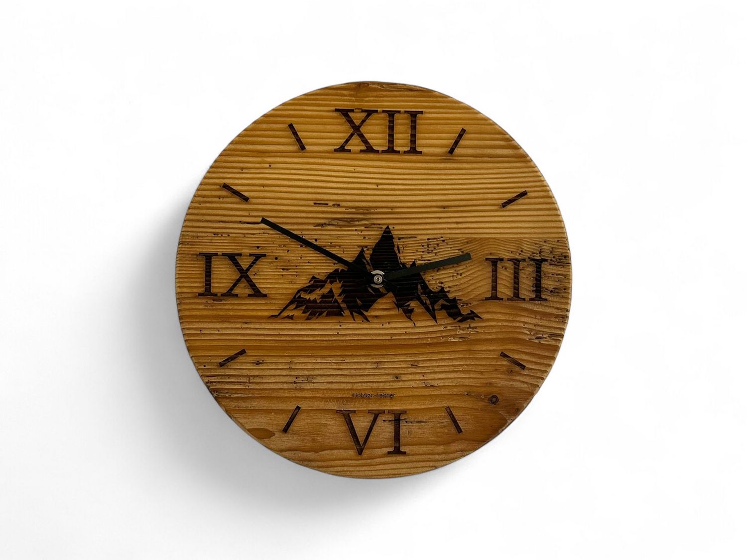 Wanduhr aus Altholz mit Bergsilhouette