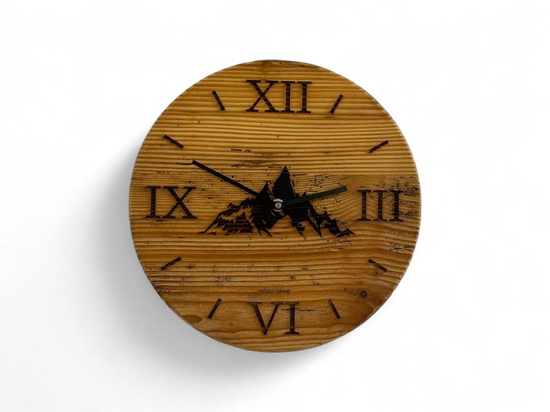Wanduhr aus Altholz mit Bergsilhouette Wanduhr aus Altholz mit Bergsilhouette