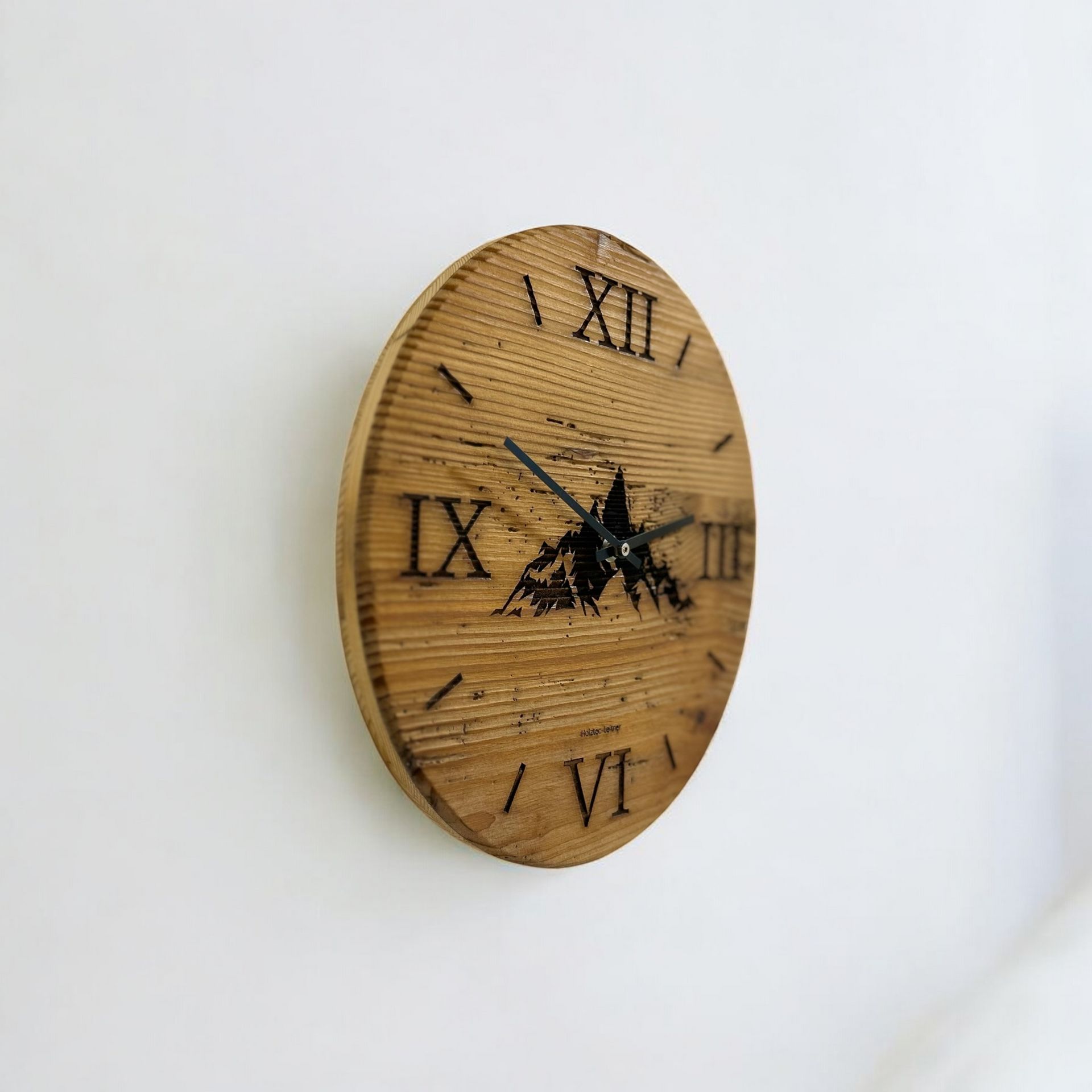 Wanduhr aus Altholz mit Bergsilhouette