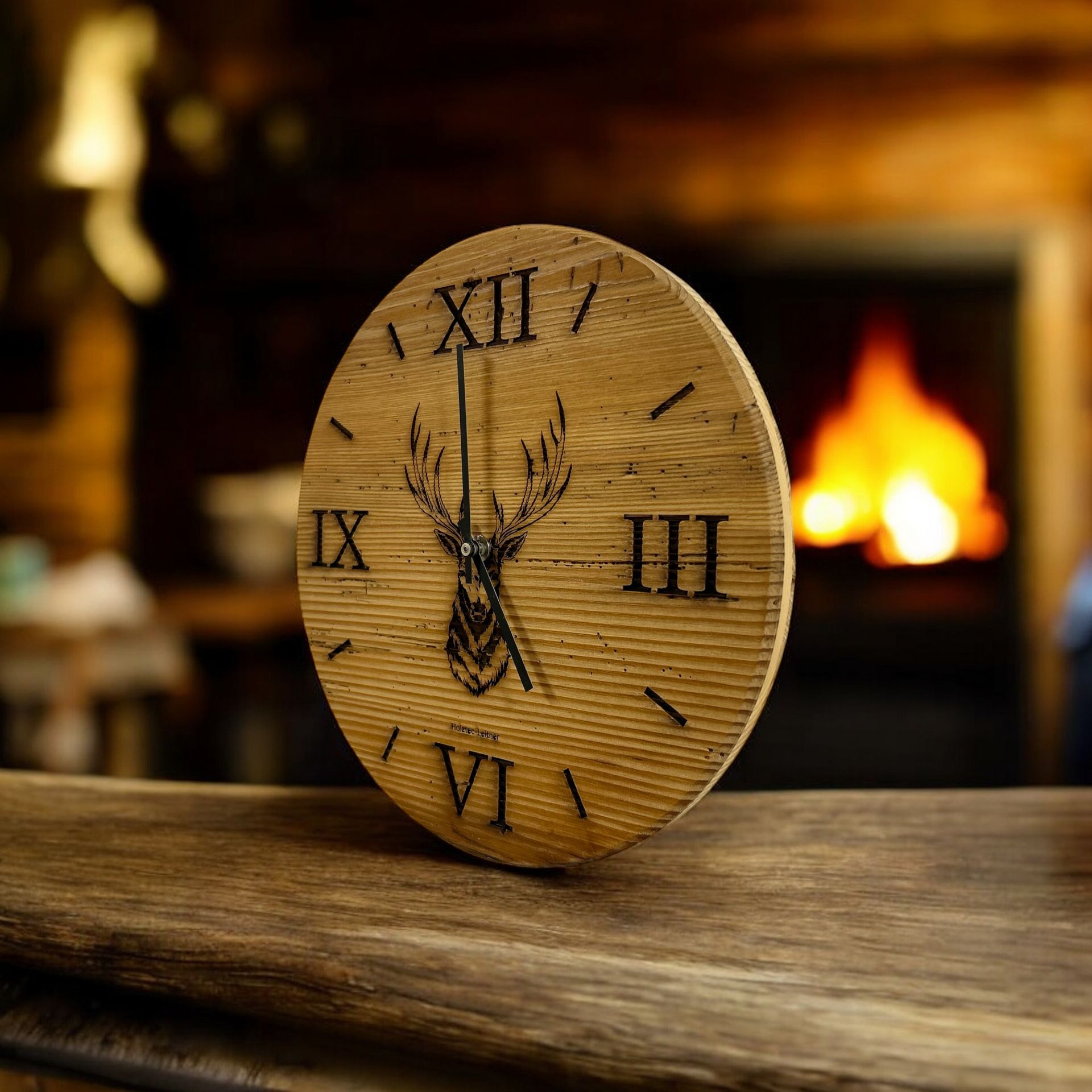 Wanduhr aus Altholz mit Hirschkopf