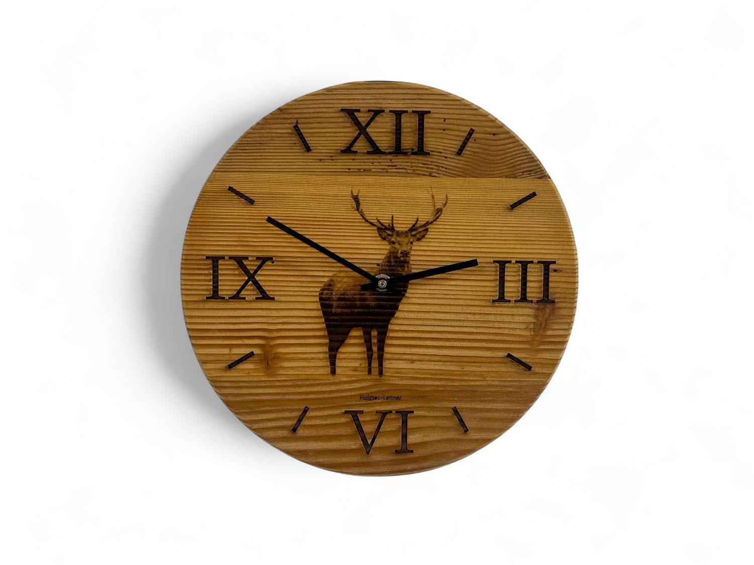 Wanduhr aus Altholz mit Hirschsilhouette