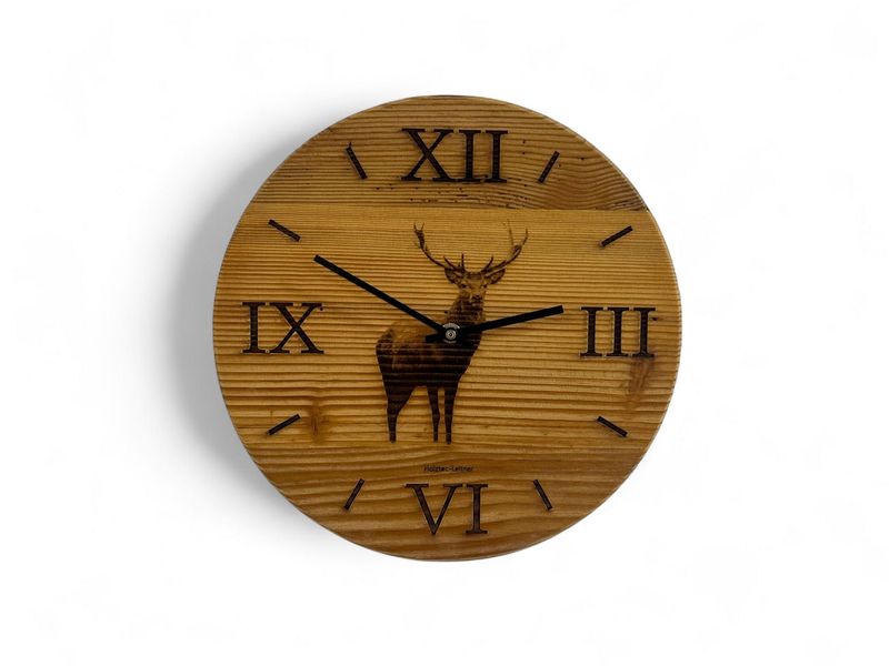 Wanduhr aus Altholz mit Hirschsilhouette Wanduhr aus Altholz mit Hirschsilhouette