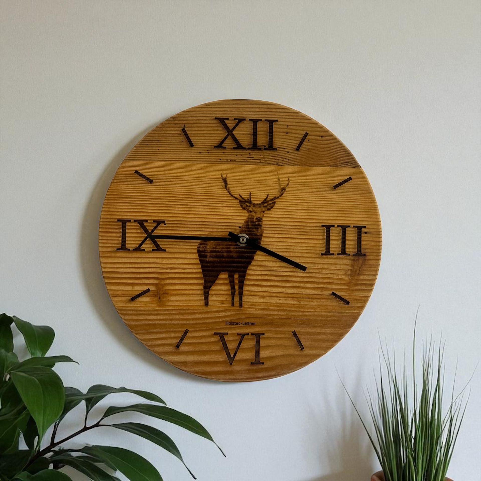 Wanduhr aus Altholz mit Hirschsilhouette