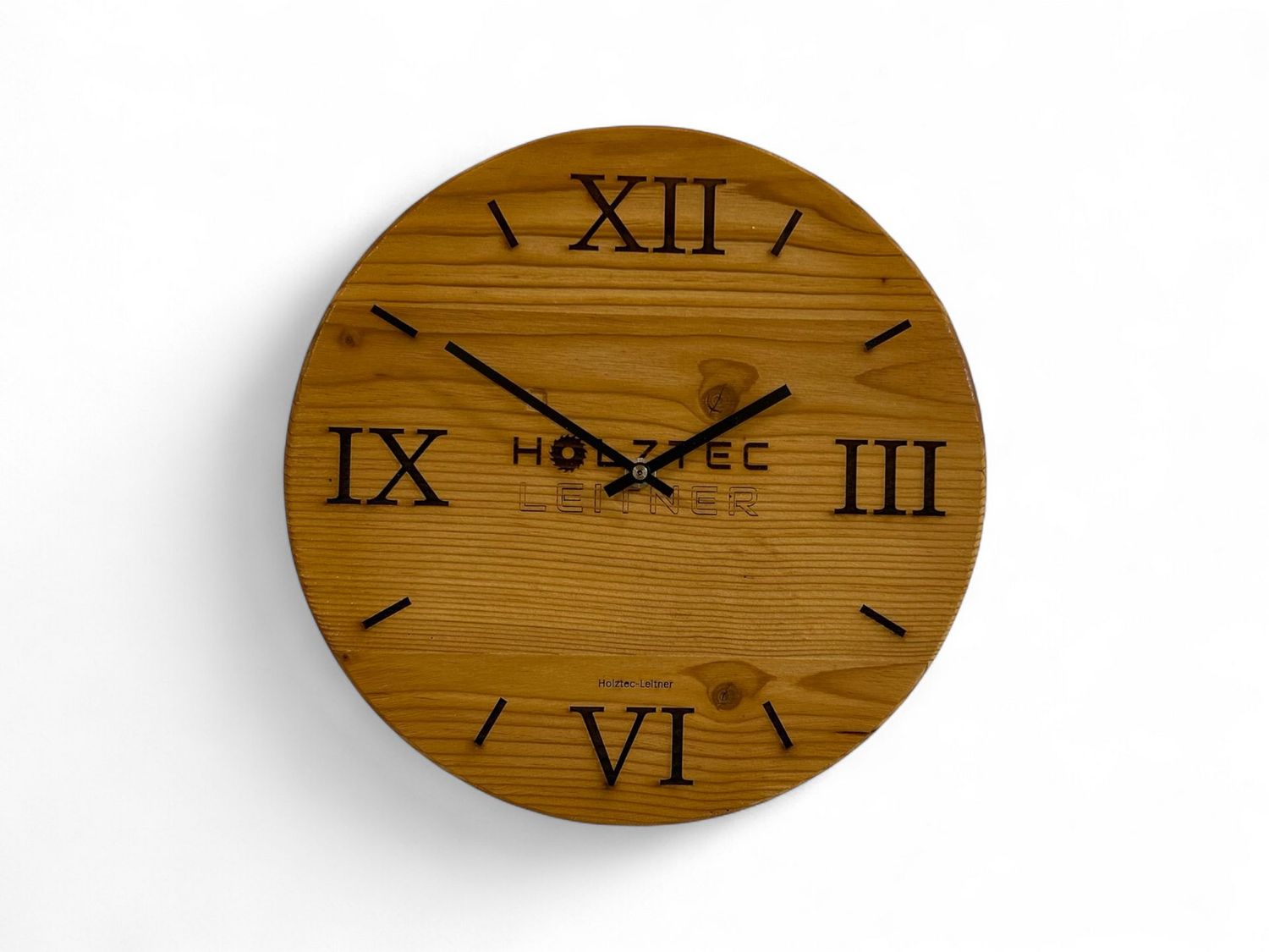 Wanduhr aus Altholz mit eigenem Logo
