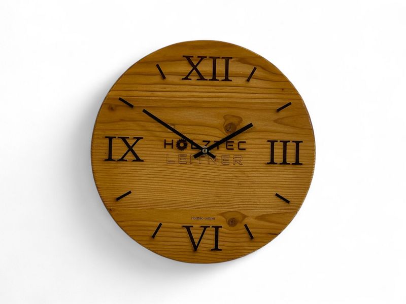 Wanduhr aus Altholz mit eigenem Logo Wanduhr aus Altholz mit eigenem Logo