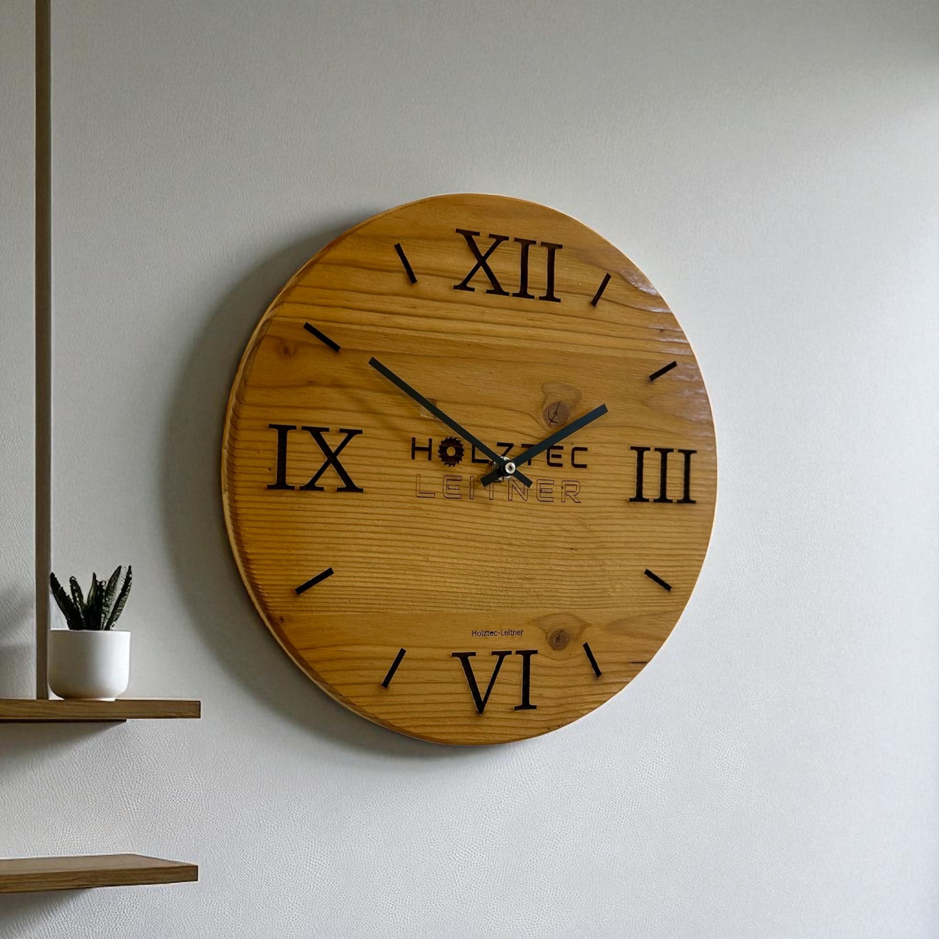 Wanduhr aus Altholz mit eigenem Logo