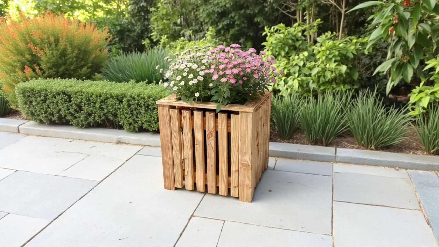 Pflanzkasten aus Lärchenholz zum Bepflanzen