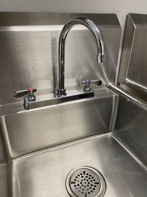 Llave Mezcladora a Piso con Cuello de ganso de 8" x 11"