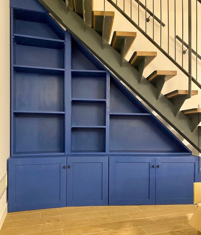 Estantería bajo escalera