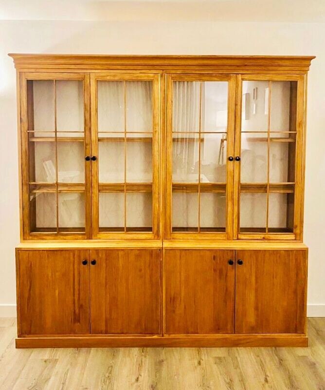Vitrina de madera maciza 001