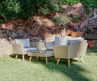 sofas y mesita de ratán 001