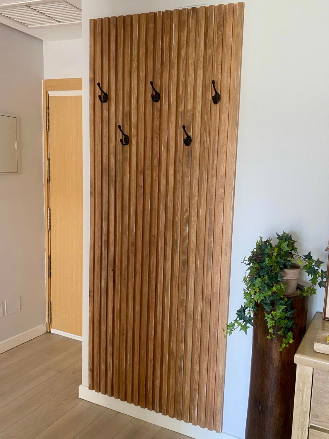 Panel decorativo con colgadores