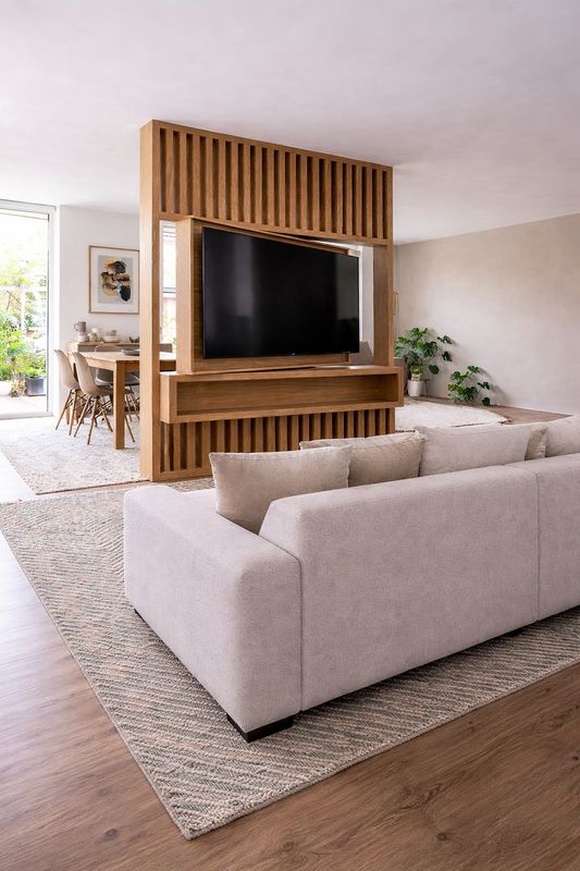 Separador de ambiente con soporte para tv 022