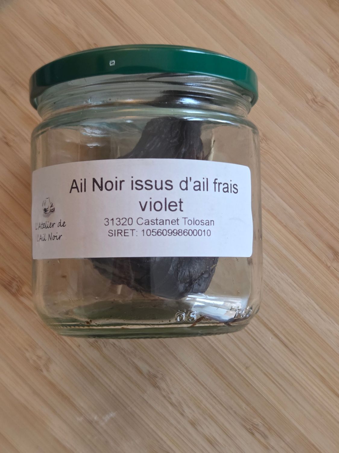 Bocal d'une tête d'ail noir issu d'ail violet frais. Bocal d'une tête d'ail noir issu d'ail violet frais.