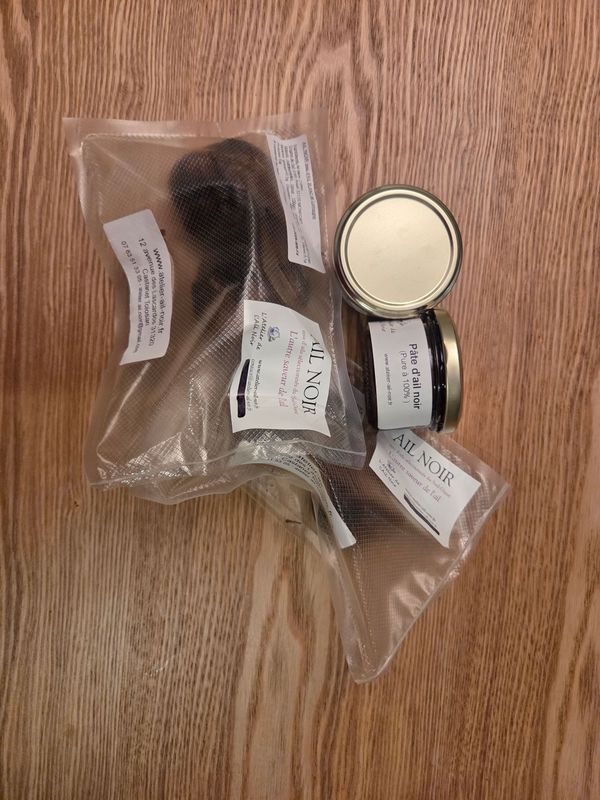Gourmand : 2*2 têtes d'ail noir issu d'ail blanc et 2*100gr de pâtes d'ail noir au naturel  issu d'ail blanc.
