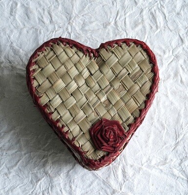 Screw Pine Woven Handcarfted Heart Shaped Storage Box With Lid