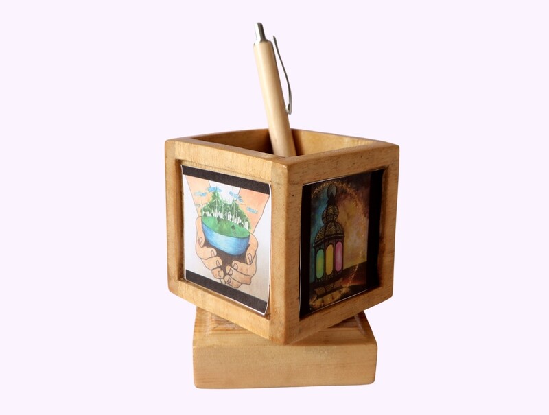 Rotating wooden pen stand