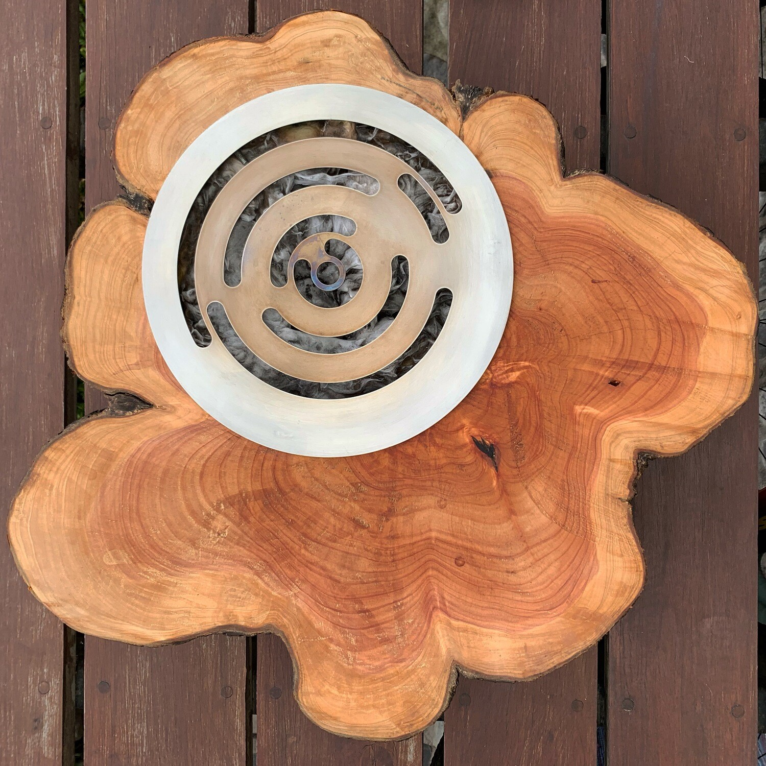 Mesa con chimenea para exterior en base de Madera cilíndrica