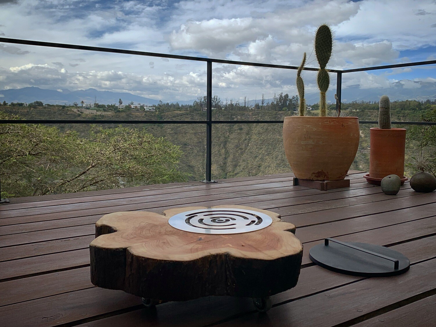 Mesa con chimenea para exterior en base de Madera cilíndrica