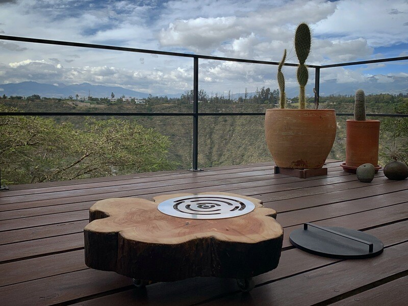 Mesa con chimenea para exterior en base de Madera cilíndrica