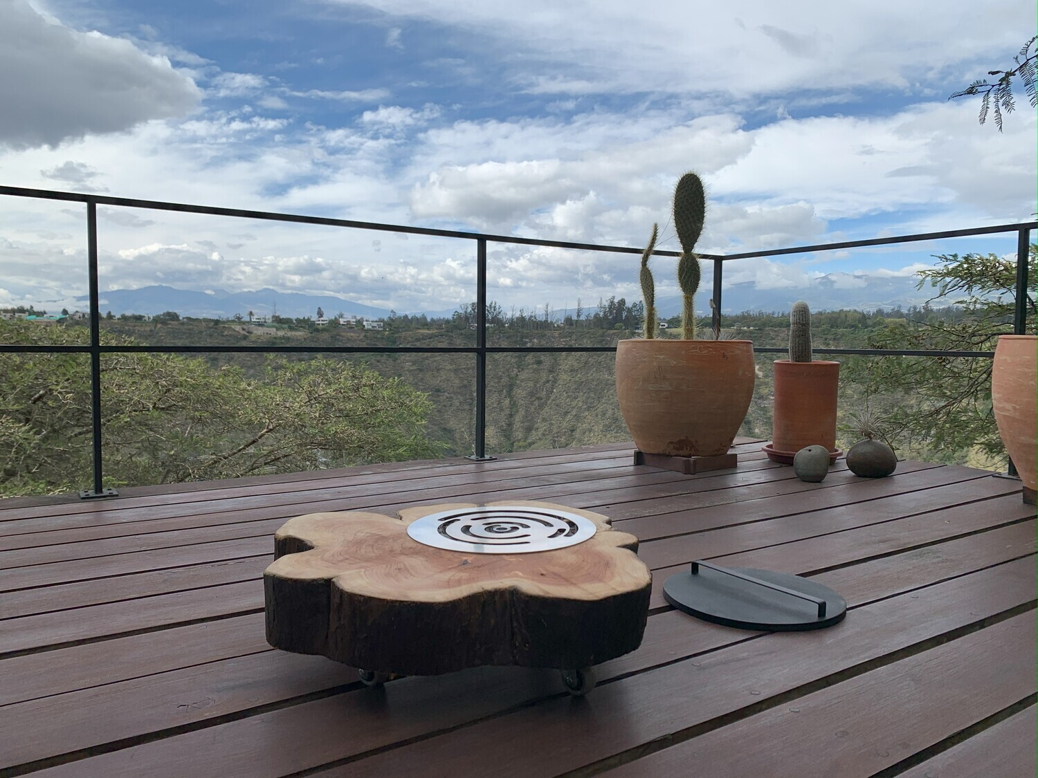 Mesa con chimenea para exterior en base de Madera cilíndrica