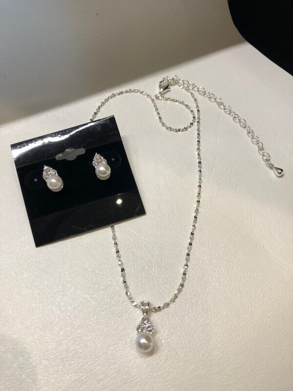 Delicate Cubic Zirconia/Pearl Necklace Set