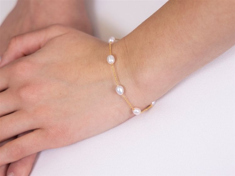 Ivory Freshwater "Floating Pearl" Bracelet on Thin Link Chain in 14K Gold Plating Ivory Freshwater "Floating Pearl" Bracelet on Thin Link Chain in 14K Gold Plating