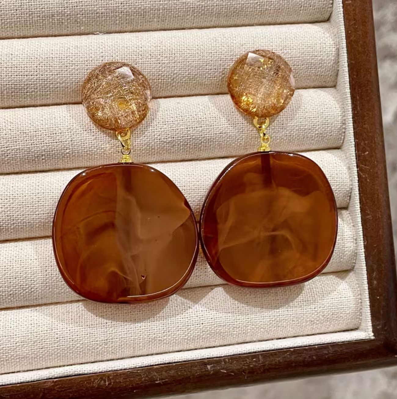 Light Brown/Gold Tone Acrylic Disc Earrings Light Brown/Gold Tone Acrylic Disc Earrings