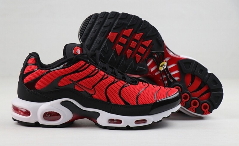 NIKE Air Max Plus