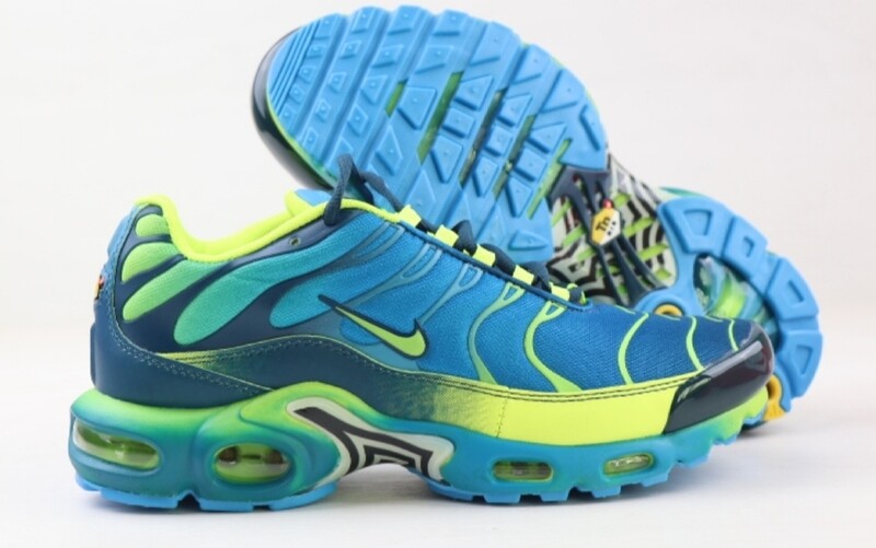 NIKE Air Max Plus