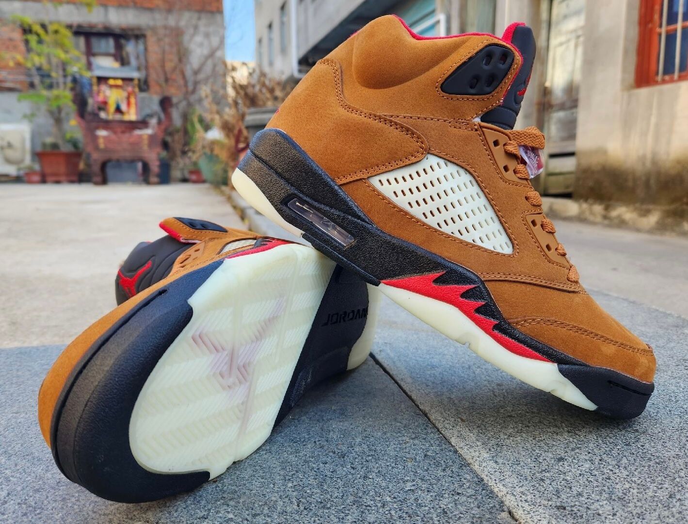 AIR JORDAN 5 RETRO. (BROWN/BLACK/RED/CREAM?