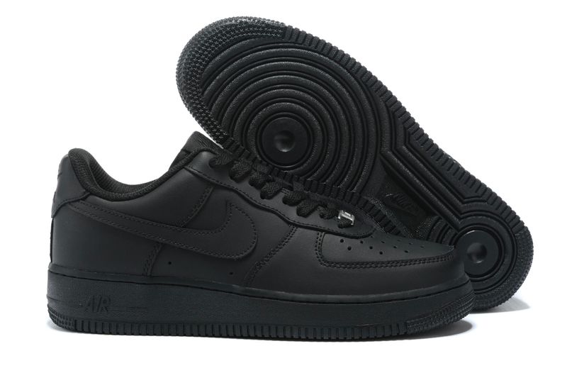 AIR FORCE 1 LOW. ALL BLK.