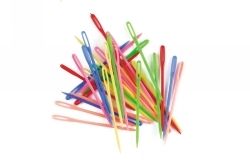 SP- CRAFT PLASTIC NEEDLES EC MULTI COLOURED 75MM 32 PIECES
