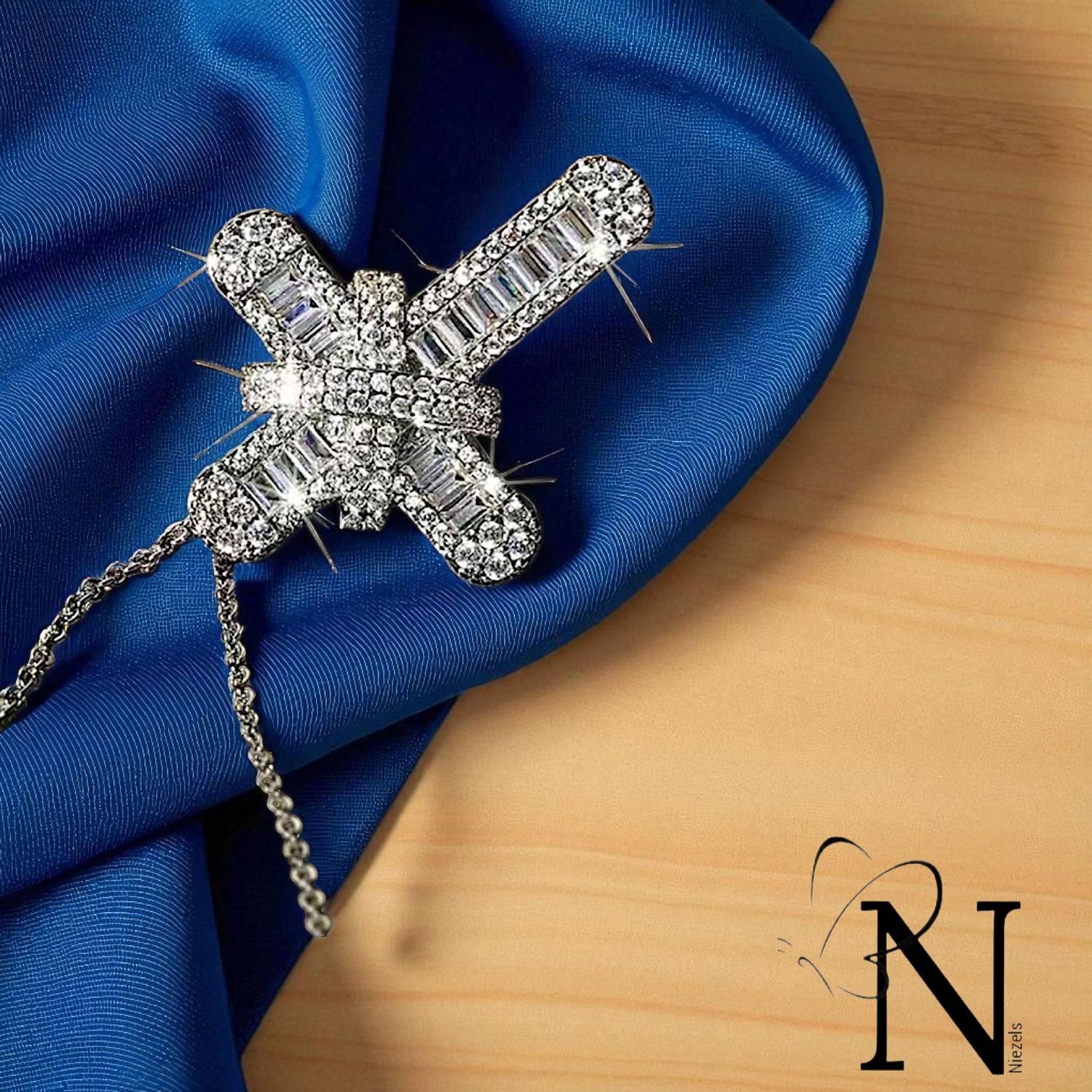 Silver plated necklace - Beautiful cross pendant.
