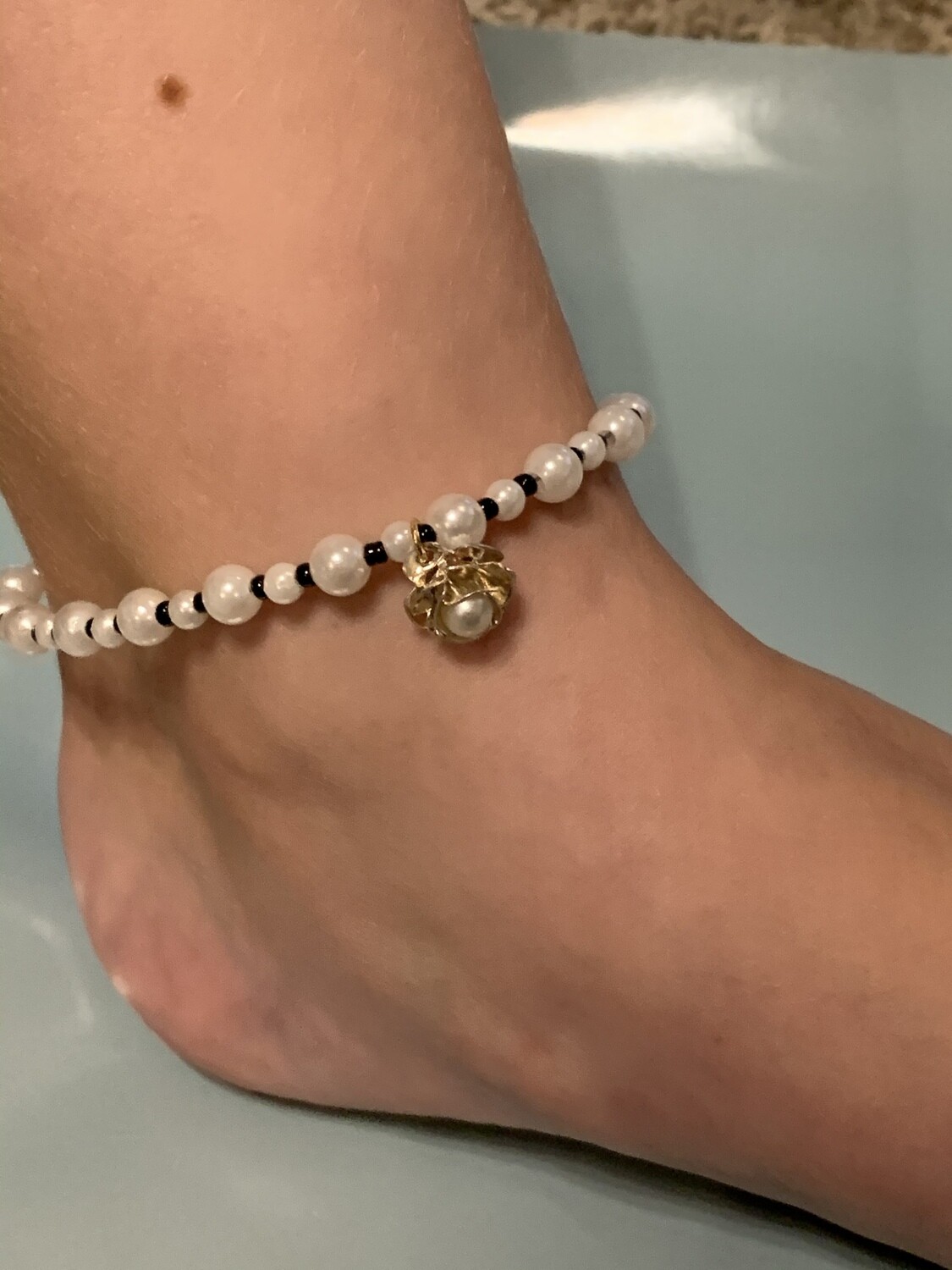 Black and white pearl anklet with gold flower charm