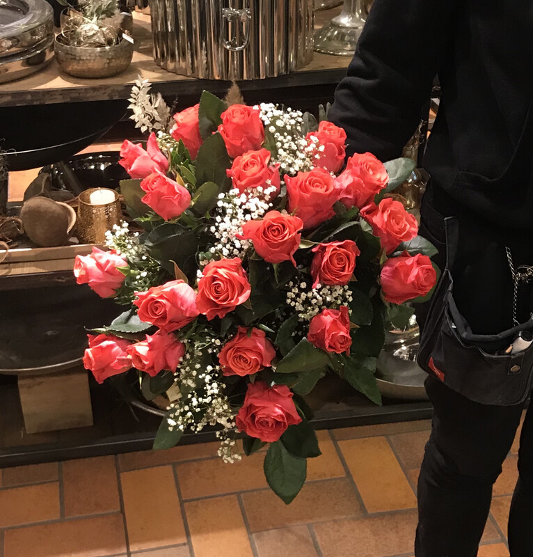 Rosenstrauß aus 15 kurzen Rosen Rosenstrauß aus 15 kurzen Rosen