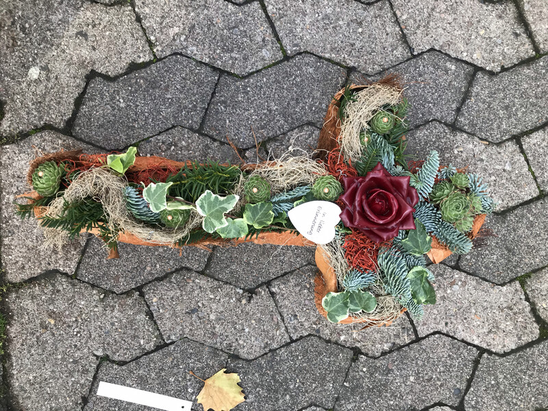 Kreuz als dauerhafter Grabschmuck