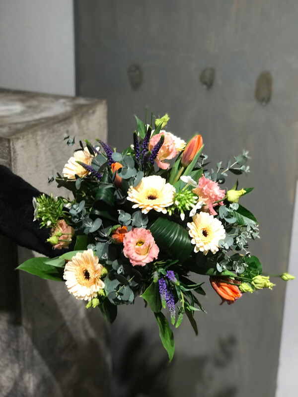 Frühlingsstrauß mit Eucalyptus  0110