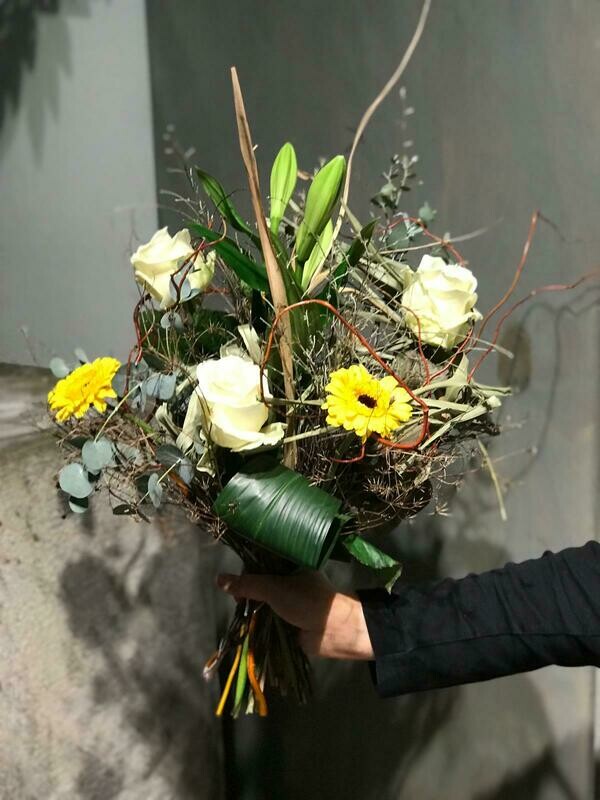 Schnittblumenstrauß luftig gebunden mit Eucalyptus und Trockenbeiwerk