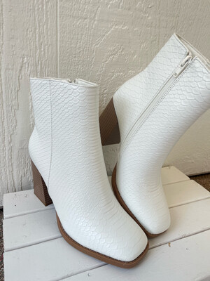 AD5089 White Croc Boots 