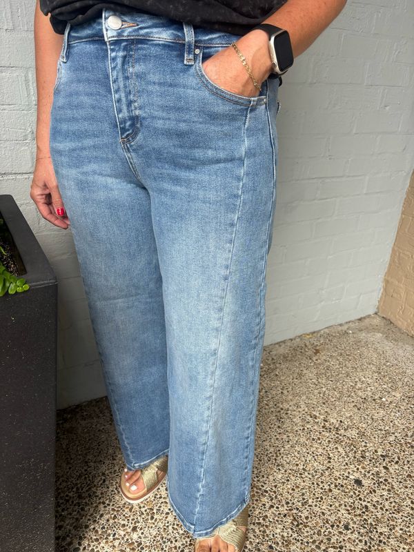 AD5830 Medium Mid Rise Crop Wide Leg
