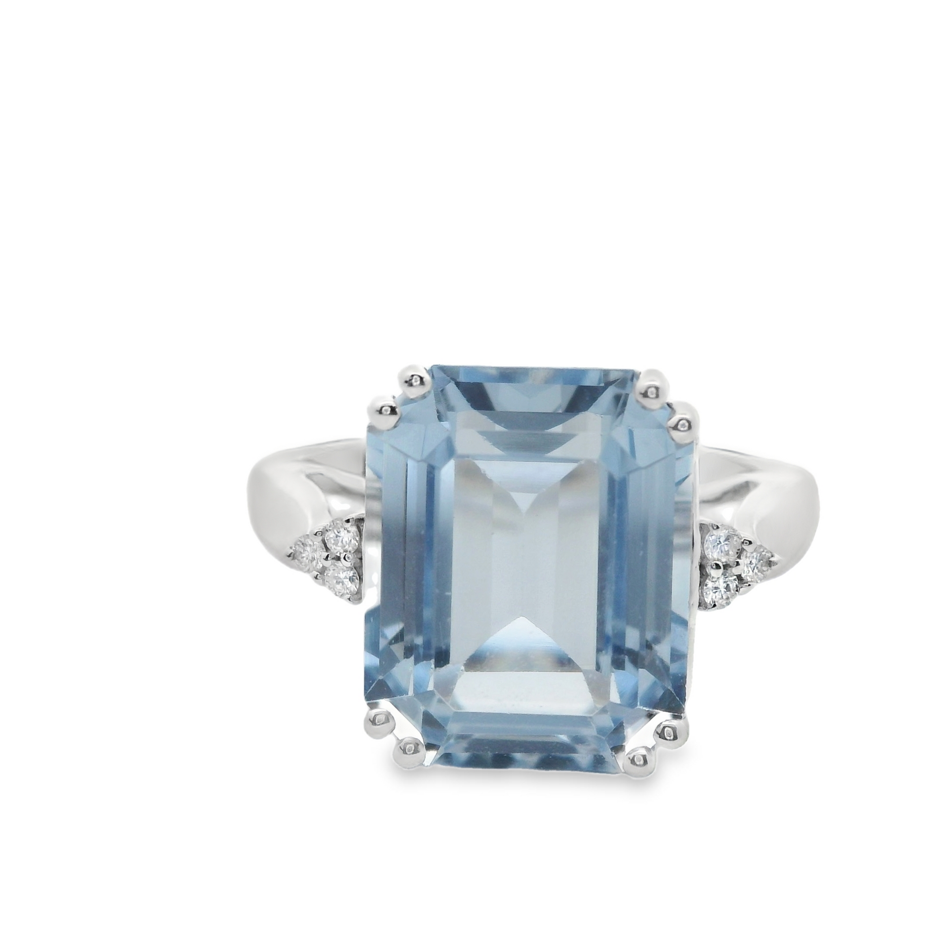 Elegant Aquamarine and Diamond Ring
