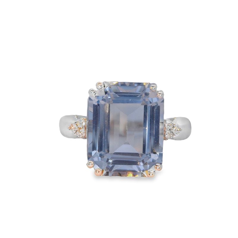 Elegant Aquamarine and Diamond Ring