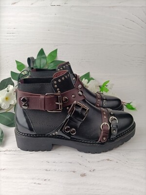 Stivaletto cinturini e borchie Stivaletto cinturini e borchie