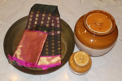 Pure Kanjivaram Kuttu Saree with all over Buti and Rich Traditional Zari border and Pink Pallu