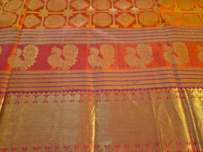 Exquisite Kanjivaram Silk Saree with Intricate Golden Zari Work
.