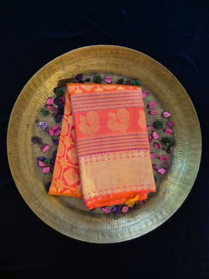 Exquisite Kanjivaram Silk Saree with Intricate Golden Zari Work
.