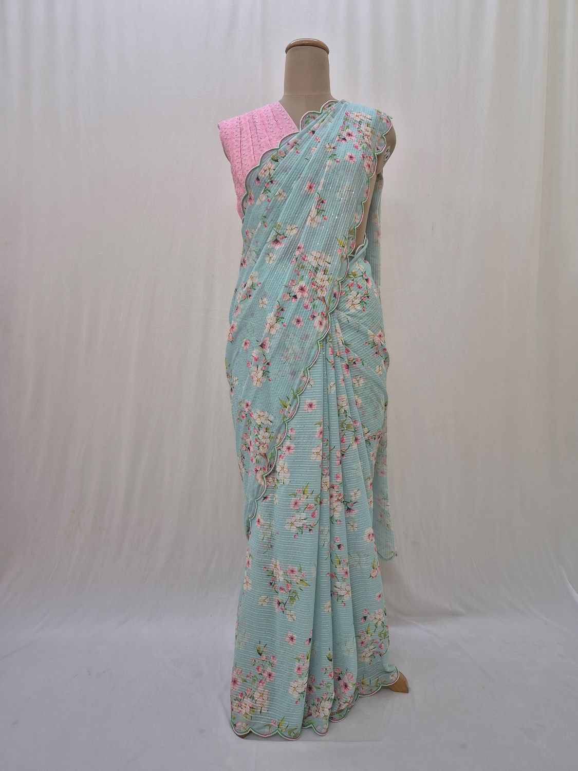  Elegant Floral Printed Saree with Scalloped Edge.