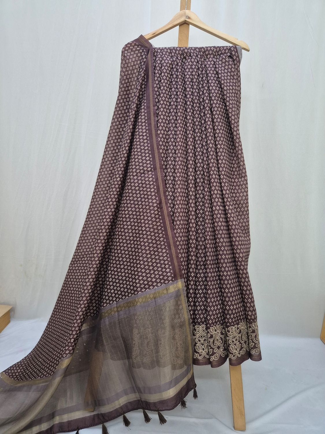 Elegant Brown Handloom Saree with Intricate Border Design.